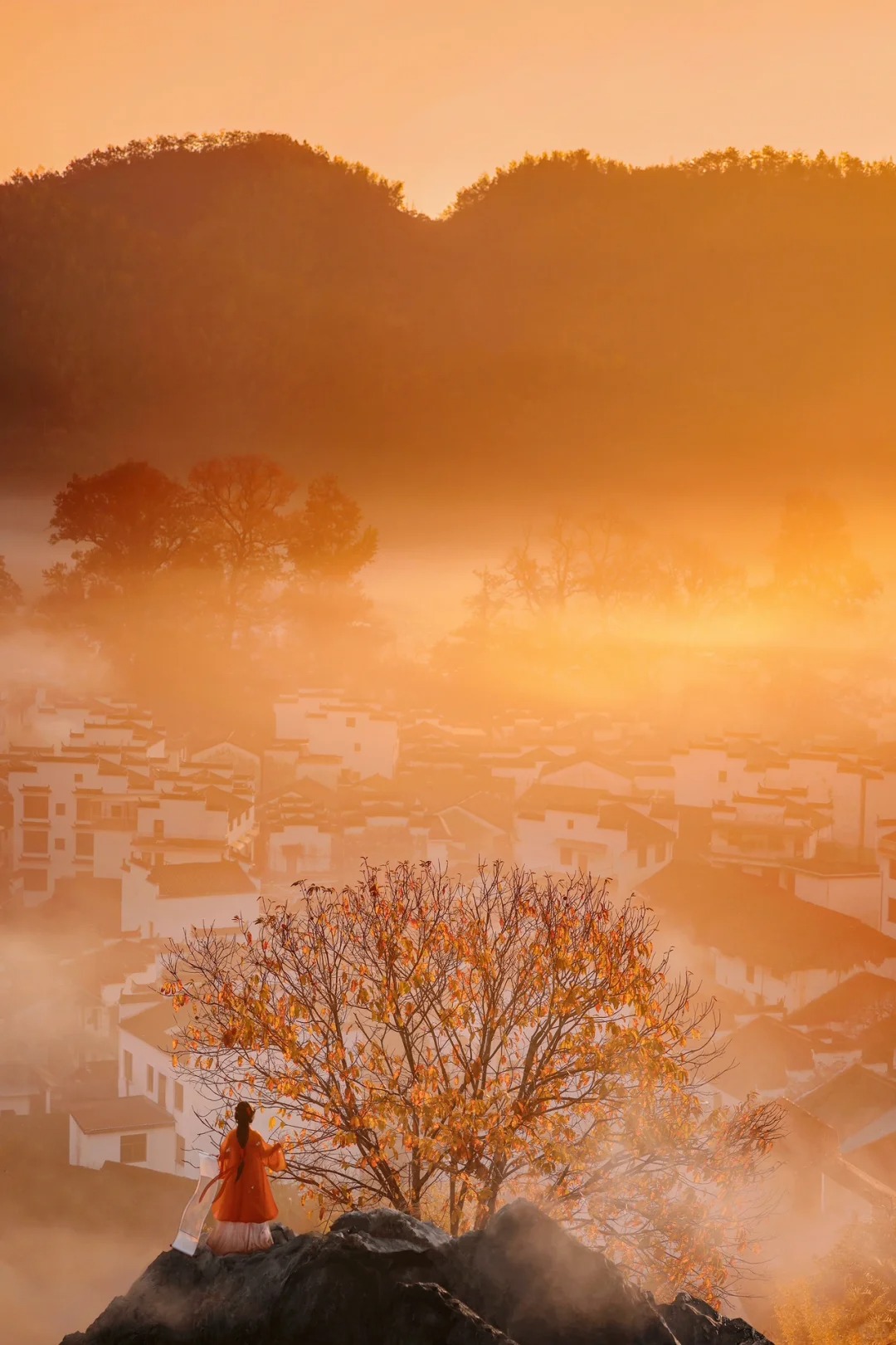 红衣入画！晨雾和徽派建筑就是秋日绝配组合_6_刘顺儿妞_江西婺源-来自52tours 我爱旅游网